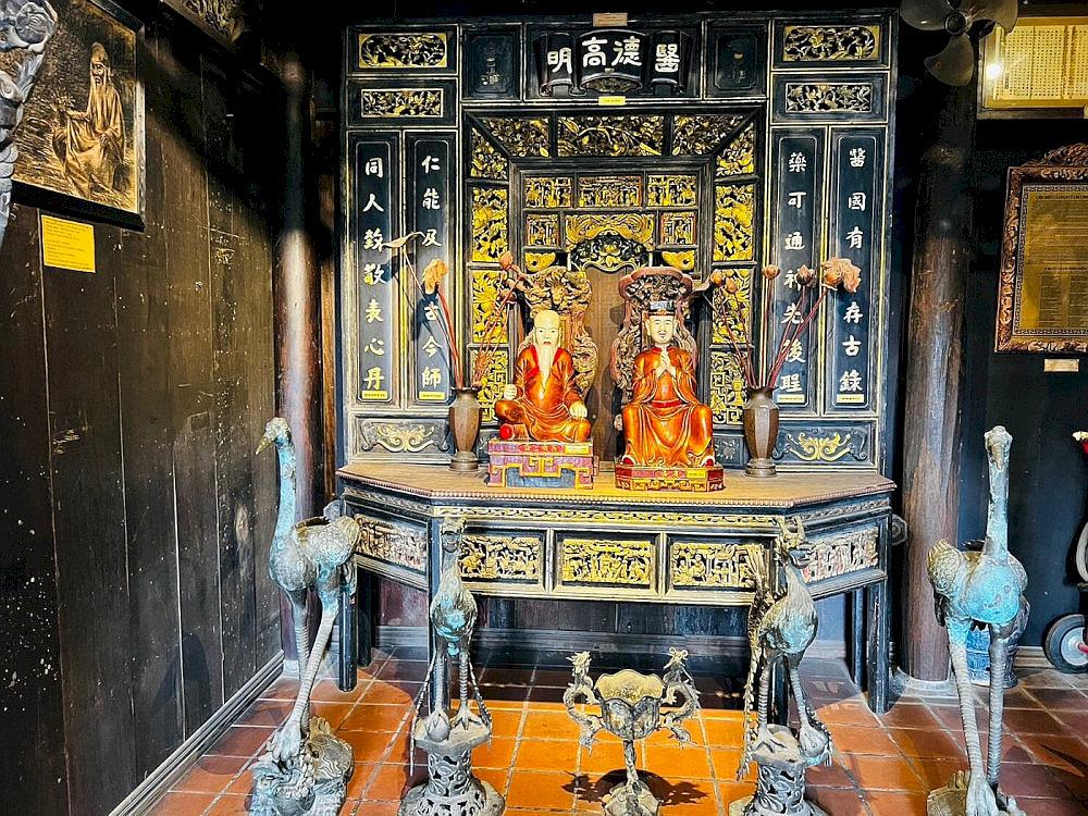 The altar dedicated to Tue Tinh and Hai Thuong Lan Ong